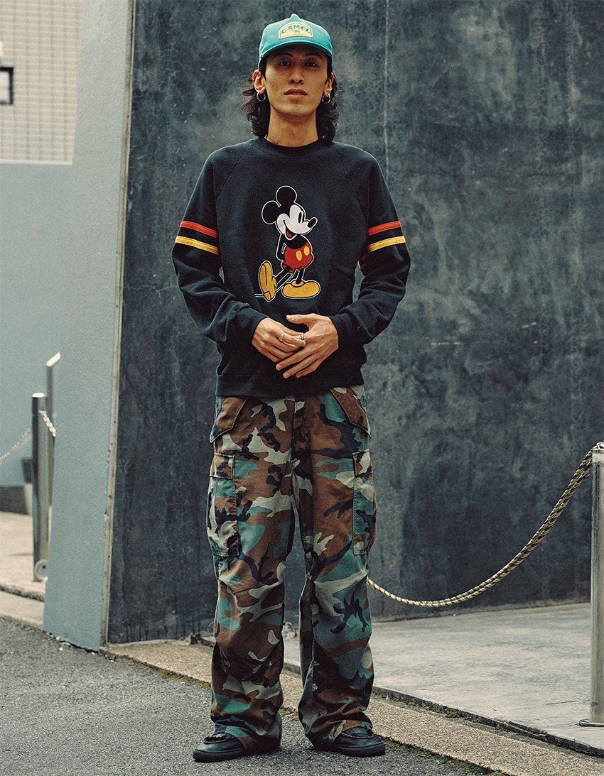 やっぱり「ミッキー」は別格！ さらに増加中の”キャラものコーデ”を街角スナップでチェック - 3枚目の画像