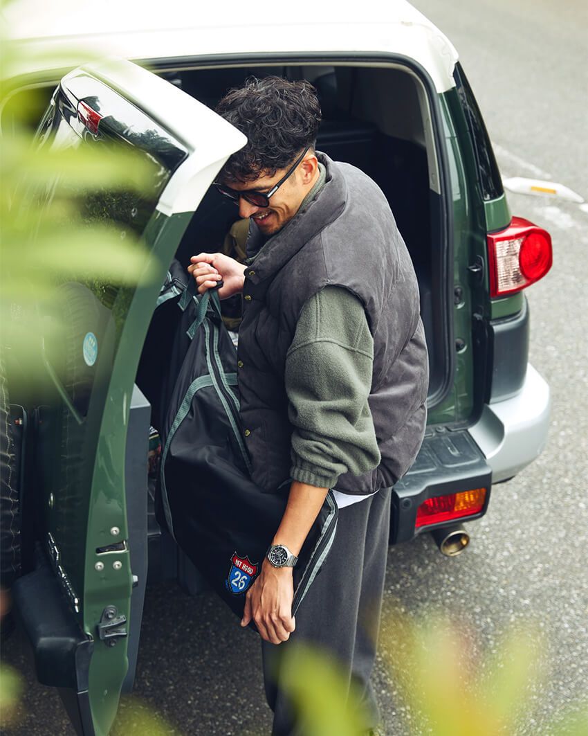 時計６万6000円／Gスティール（カシオ計算機☎︎03-5339-4869）、ニットべスト 6万9300円／ザ・ノース・フェイス パープルレーベル（ナナミカ マウンテン☎︎03-6416-3012）、フリース 13万7500円／リア（シップス インフォメーションセンター☎︎0120-444-099）、パンツ3万9600円／キャッシュアンドバルバ（エグジステンス info@cashbarba.com）、サングラス 2万9150円、バッグ2万9150円／ともにオークリー（ルックスオティカジャパン☎︎0120-990-307）、ブーツ 5万1150円／レッドウィング（レッドウィング・ジャパン☎︎03-5791-3280