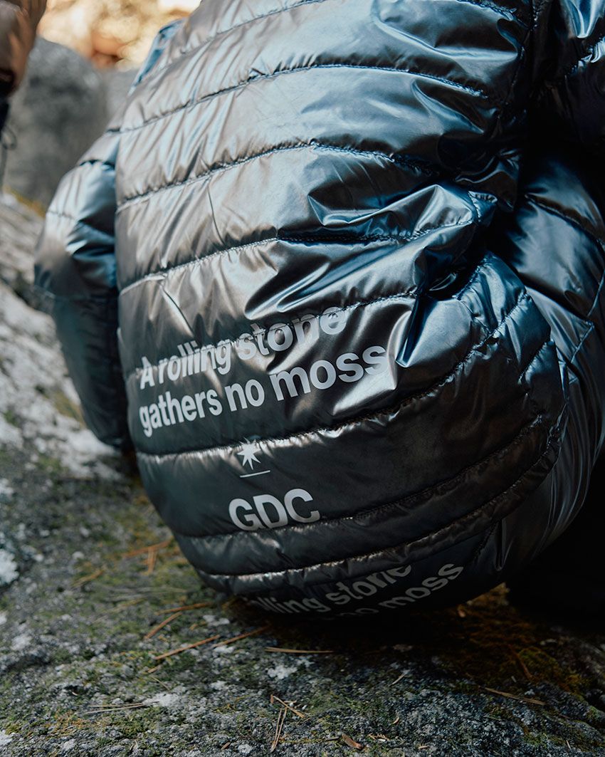 訳すと“転石苔むさず”。 活発に動き続ける人は、いつまでも生き生きとして時代の変化に対応できるというメッセージ。