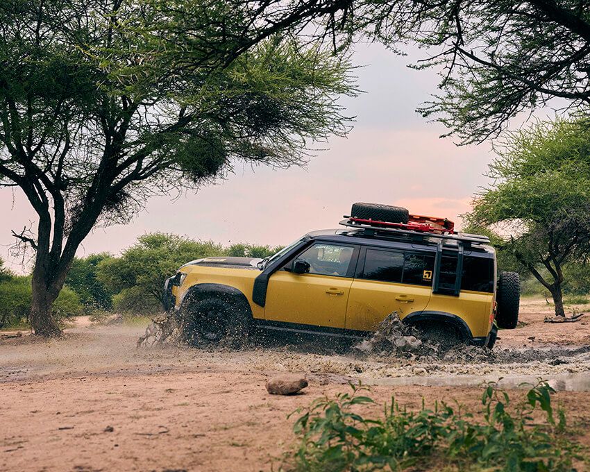 70年以上の歴史を経て構築されるフルタイム4WDがもたらす、圧倒的なまでの悪路走破性。サスペンション・ミッション・トラクションを路面状況に応じて最適化する「テレインレスポンス」システムを搭載。また周囲を360度映し出す「3Dサラウンドカメラ」や、リアカメラで後方視界を映像化する「Clea Sightインテリアリアビューミラー」など、最新装備も充実している。