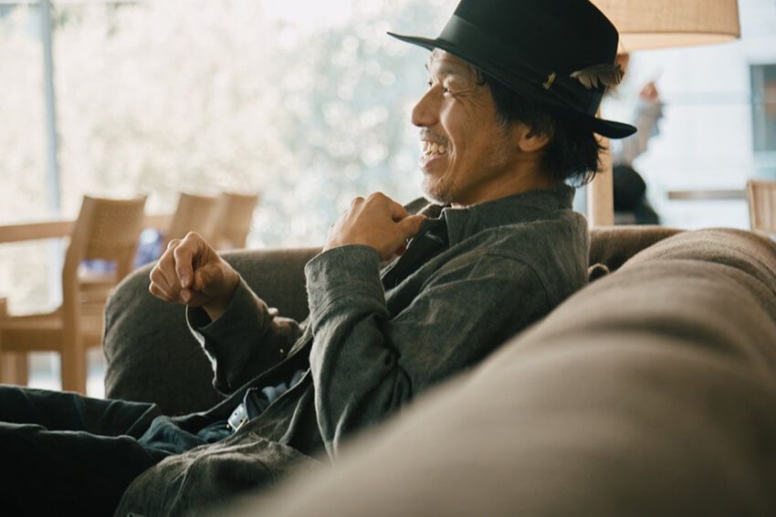 黄瀬さんが座っているソファもS.T,N.E.のもの。快適な中に、どこか温もりのある座り心地だ。