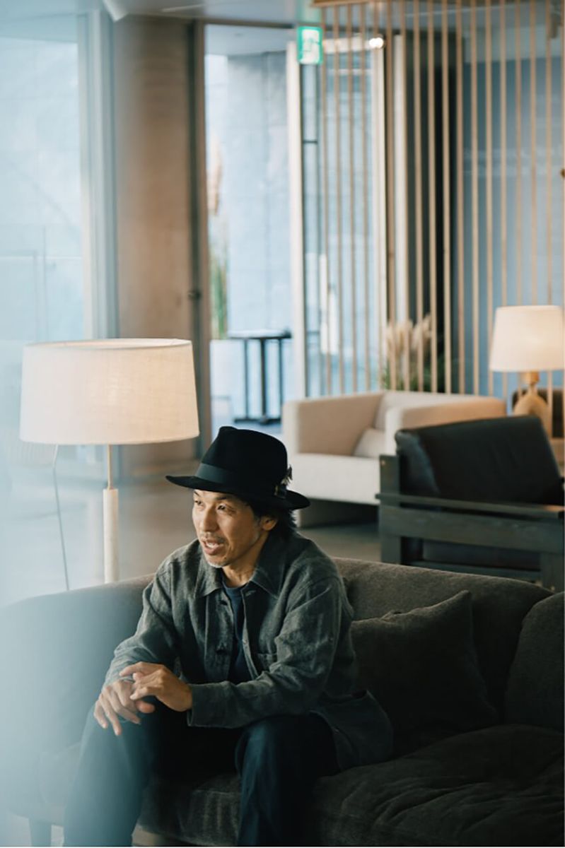 ピースなムード溢れる黄瀬さんは、終始穏やかな笑顔で取材に応じてくれた。黄瀬さんにひとめ会おうと、展示会場は多くの人で賑わっていた。