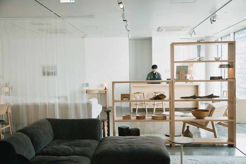 木製のラックも、他の家具と同様にミニマムな作り。シンプルな中にも、優しさや温もりが漂う。