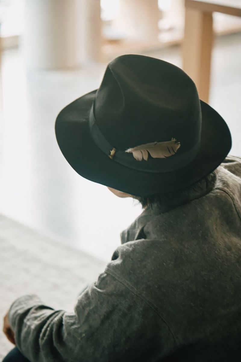 愛用しているボルサリーノのハットについている羽は、道端で拾った鳩の羽。いかにも黄瀬さんらしい”お洒落”。