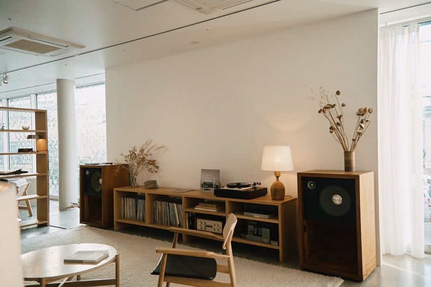 今回の展示会のために、黄瀬さんが自宅で使っているインテリアを、そのまま持ってきたという。