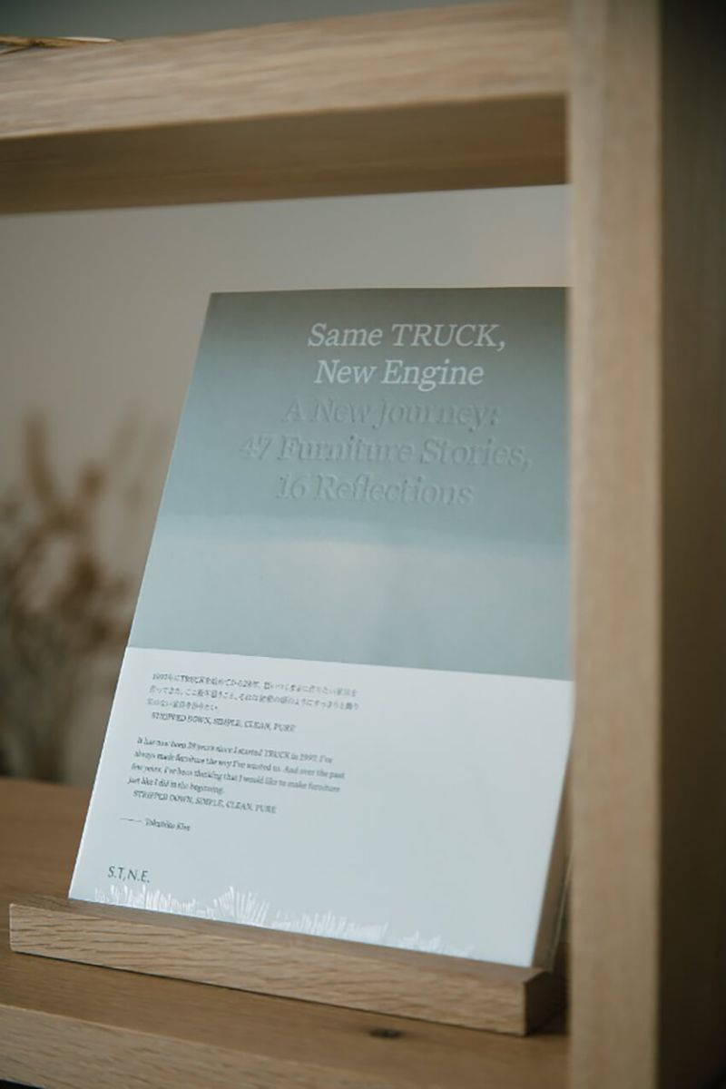 渾身の書籍「Same TRUCK, New Engine A New Journey; 47 Furniture Stories,16 Reflections」が発売中。6050円