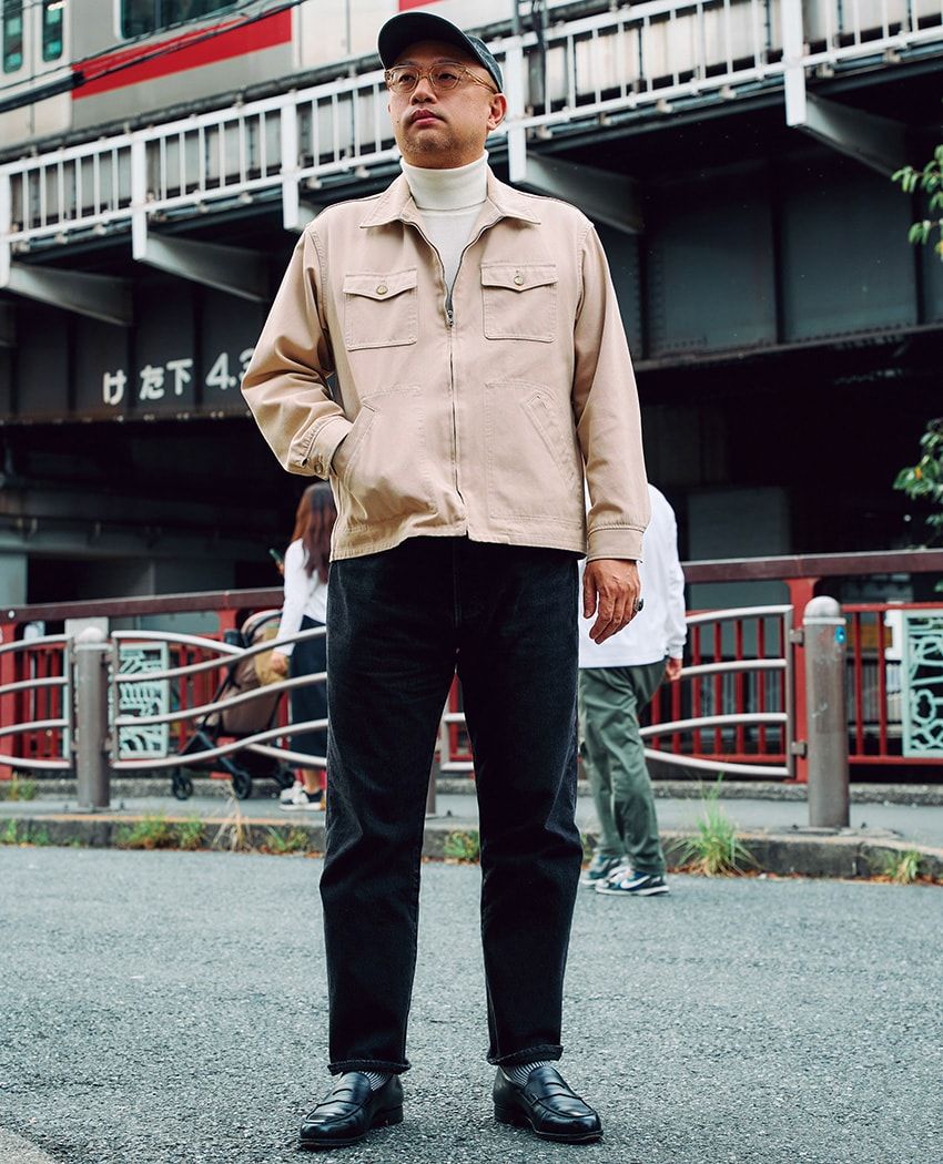 靴＝ジョンロブ　ジャケット＝フィグベル　ニット＝ユニクロ　デニム＝リーバイス