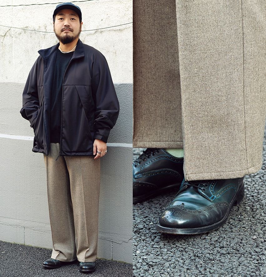 靴＝ヒロシツボウチ　ジャケット、ニット＝アフィット　パンツ＝バラード　帽子＝シェア ザ ファンタジー