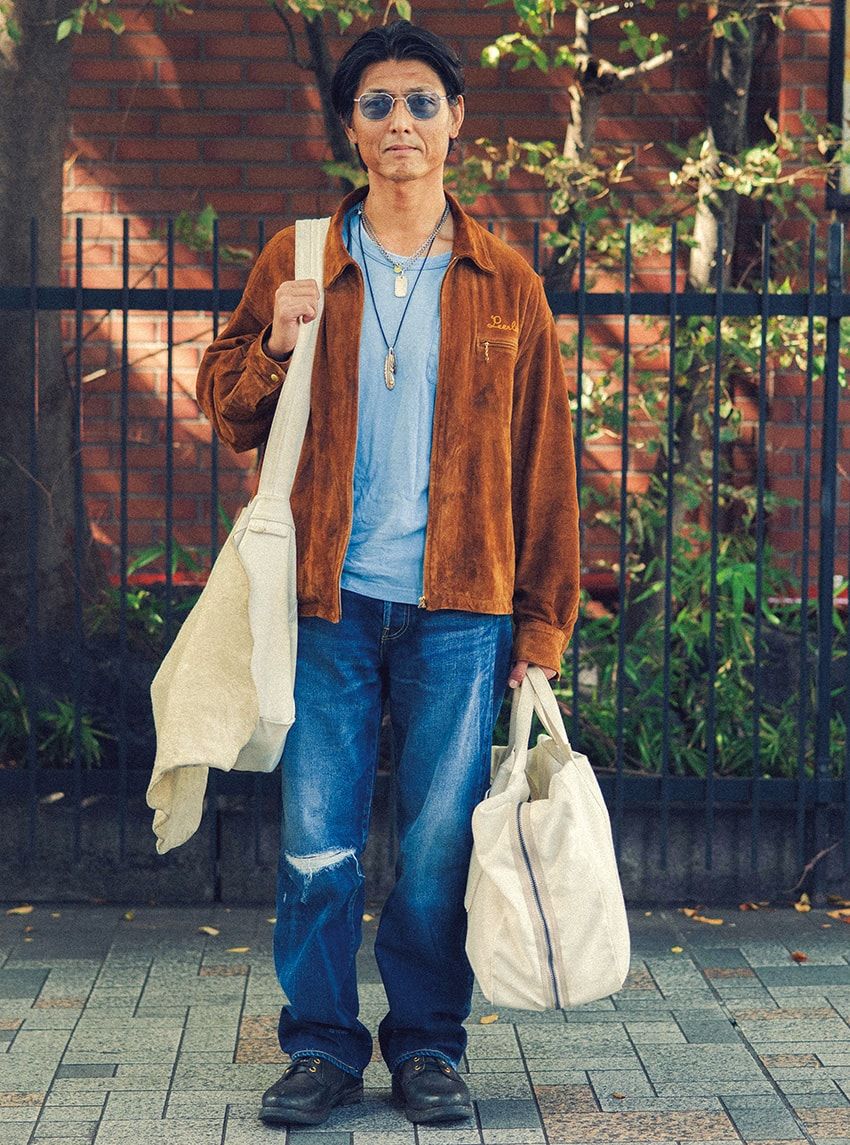 ブーツ、ジャケット、Tシャツ、デニム、バッグ＝ビズビム　サングラス＝アメリカン オプティカル