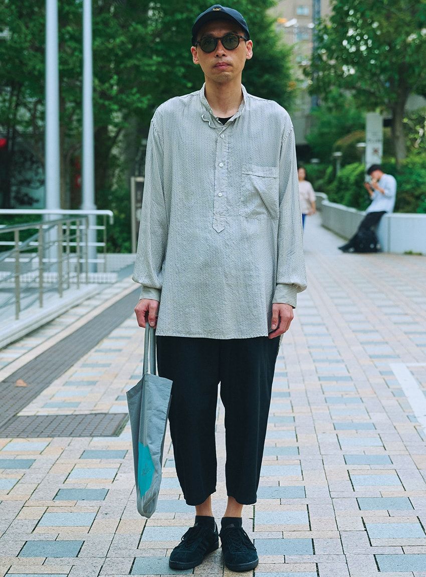 シャツ、パンツ＝コモリ　スニーカー＝アディダス オリジナルス　帽子＝アークテリクス　サングラス＝イジピジ