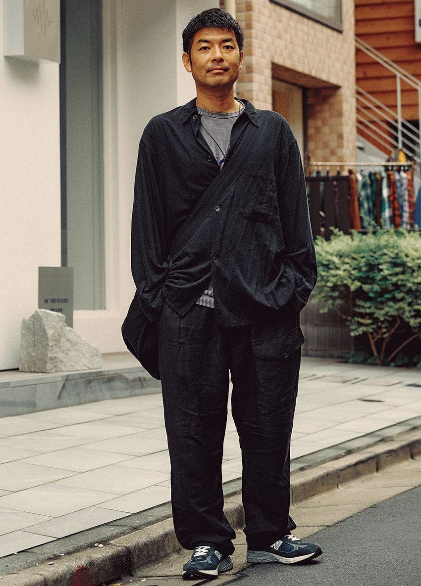 シャツ、カットソー、パンツ＝コモリ　スニーカー＝ニューバランス　ネックレス＝エルメス