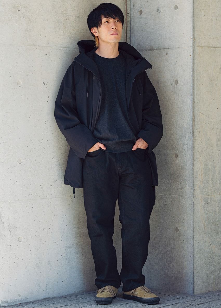 デニム＝コモリ　コート＝テアトラ　ニット＝バウス　スニーカー＝ヴァンズ