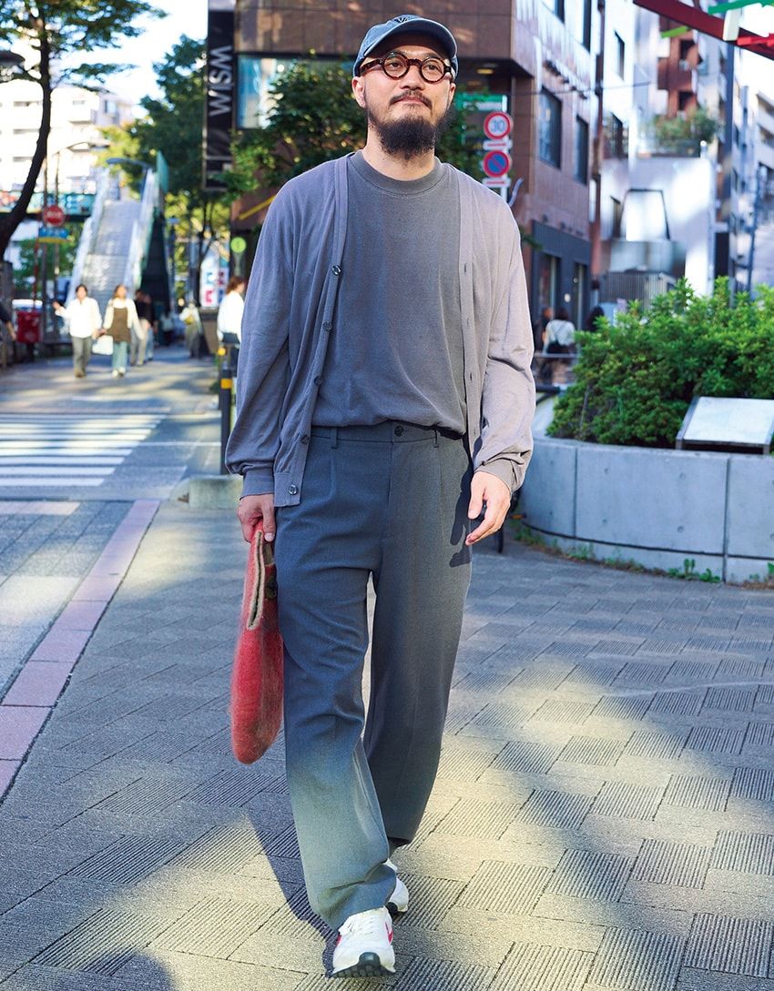 カーディガン＝ジョン スメドレー　Tシャツ＝ロサンゼルスアパレル　パンツ＝ユニクロ　スニーカー＝ナイキ　メガネ＝レスカ・ルネティエ