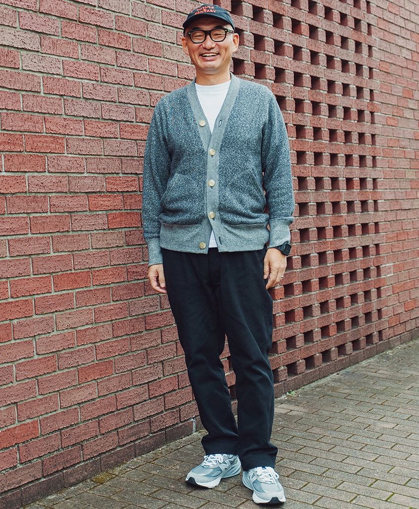 カーディガン＝ループウィラー　Tシャツ＝無印良品　スニーカー＝ニューバランス　帽子、メガネ＝ともに不明