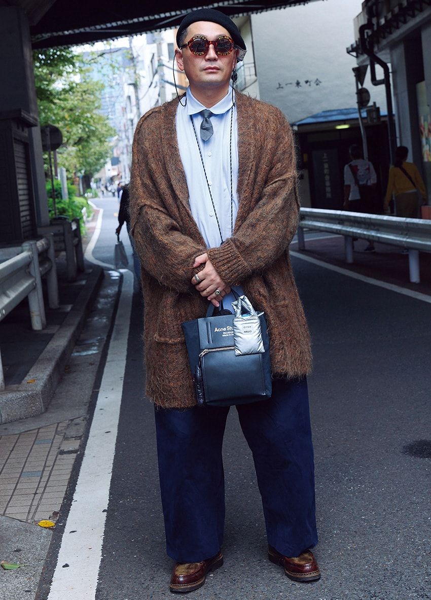 カーディガン＝コントローラプラス　シャツ＝トワロニエ　デニム＝スタジオ ニコルソン　靴＝パラブーツ