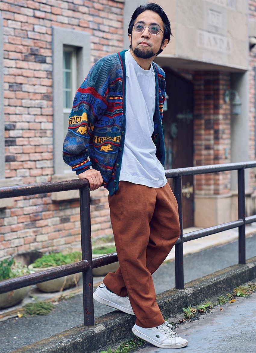カーディガン＝古着　Tシャツ、スニーカー＝ともにラコステ　パンツ＝ユナイテッドアローズ