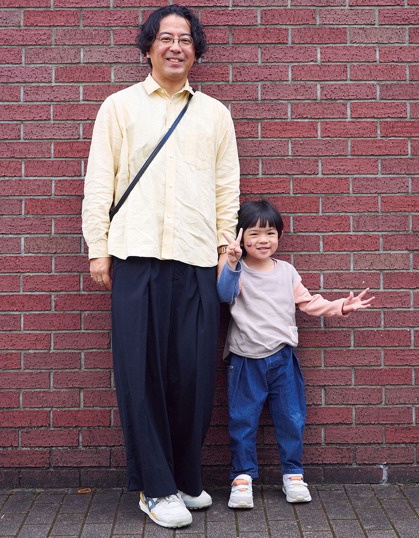 腕時計＝エルメス　シャツ、パンツ＝アーツ&サイエンス　スニーカー＝オニツカタイガー　メガネ＝アイヴァン