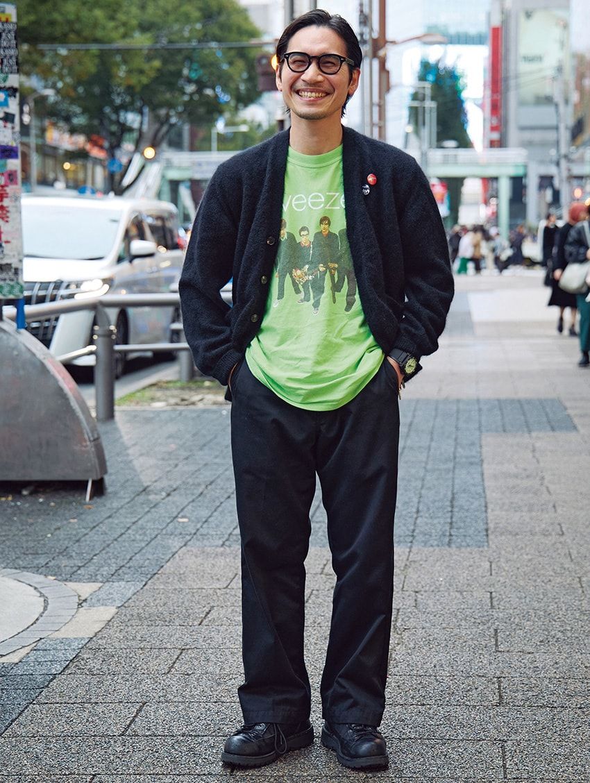 腕時計=ベル&ロス カーディガン=バトナー Tシャツ=古着 パンツ=セダン オールパーパス ブーツ=ダナー メガネ=モスコット