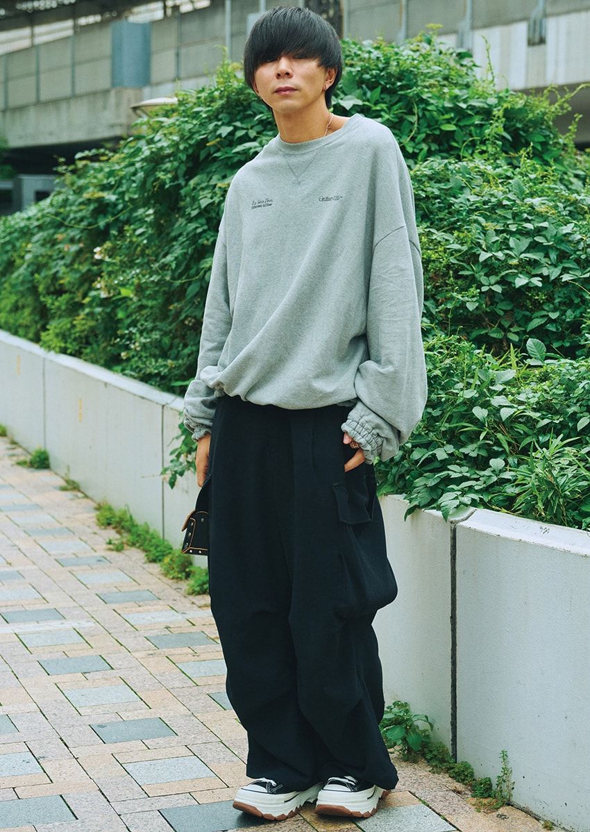 スウェット＝シンヤコヅカ　パンツ＝ユナイテッド トウキョウ　バッグ＝エンダースキーマ