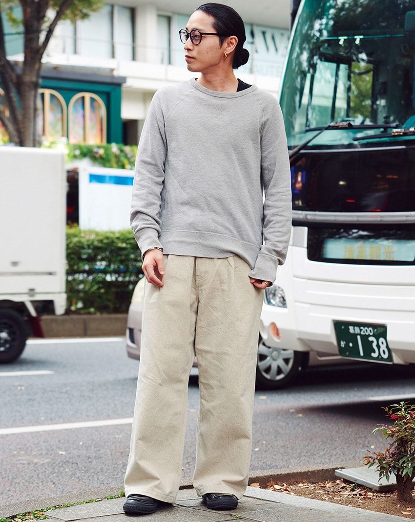 スウェット＝アクネ ストゥディオズ　パンツ＝コントロール　スニーカー＝コンバース