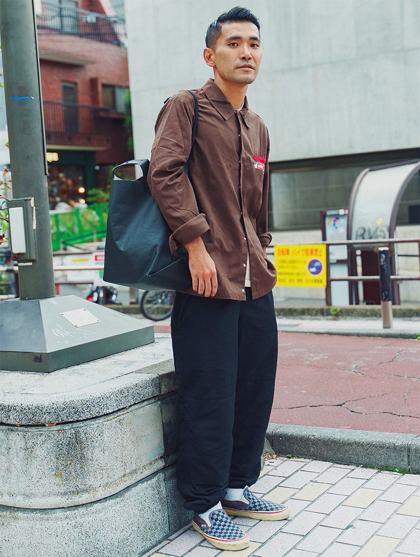 パンツ＝ミリタリー　シャツ＝アフィックス　スニーカー＝ヴァンズ × J.クルー