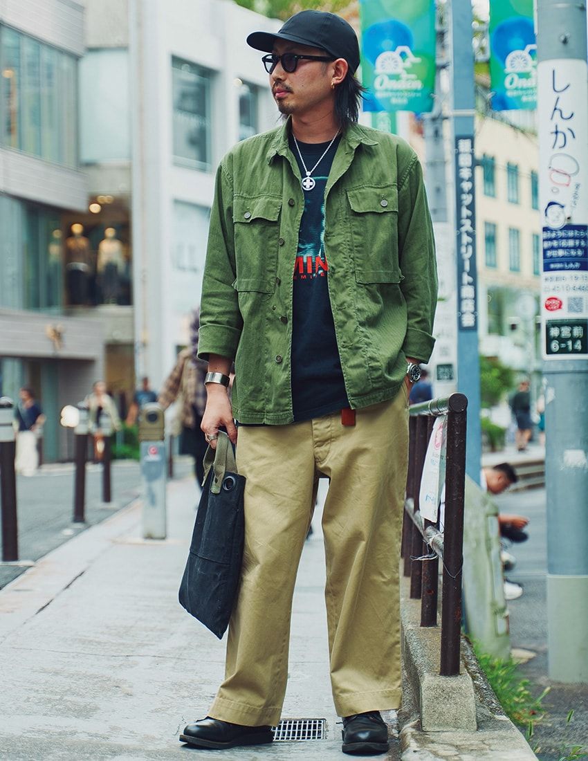 ジャケット＝ミリタリー　パンツ＝古着　靴＝レッドウィング　帽子＝キジマ タカユキ　サングラス＝モスコット