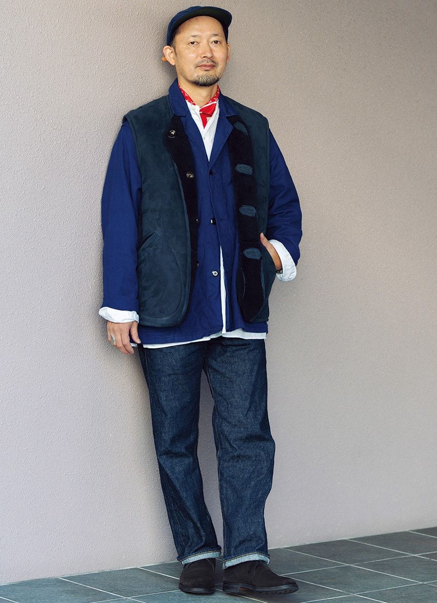 デニム＝リーバイス　ジャケット、スカーフ＝古着　ベスト＝オーウェン バリー　靴＝クロケット&ジョーンズ