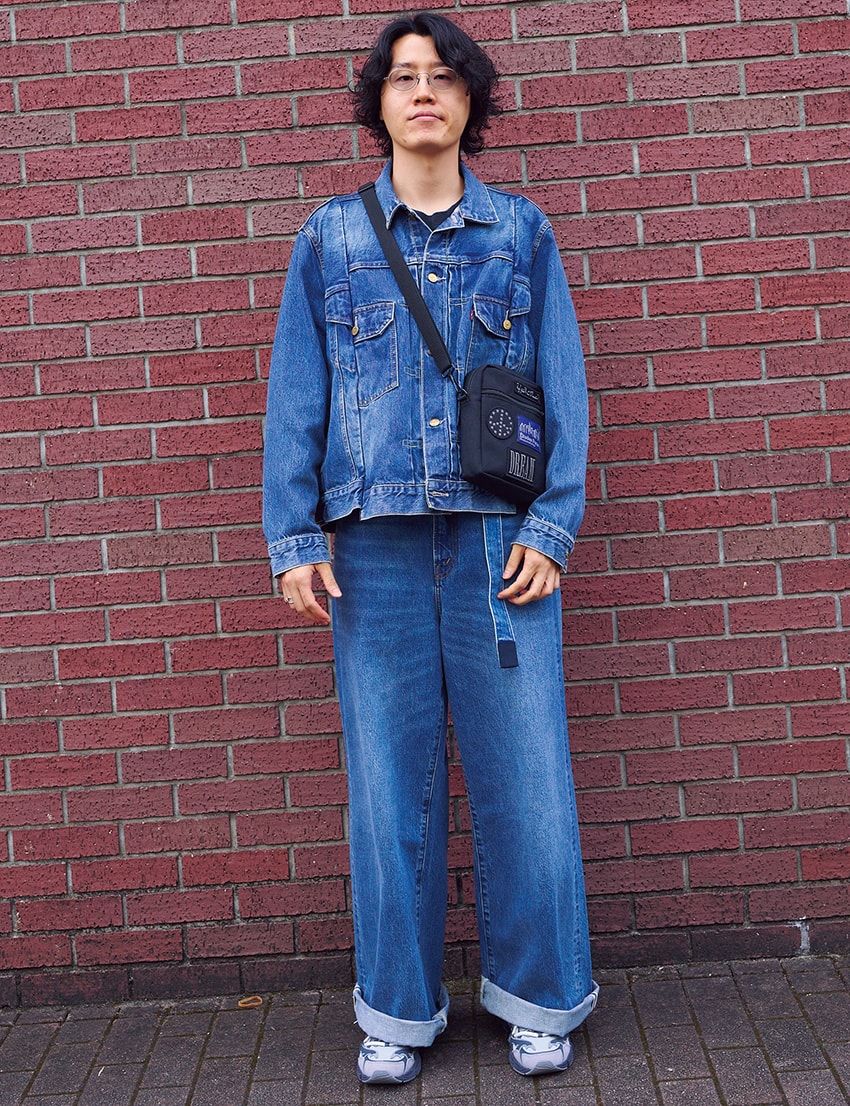デニムジャケット、デニム＝リーバイス × サカイ　スニーカー＝アシックス × トーガ　メガネ＝アイヴァン 7285