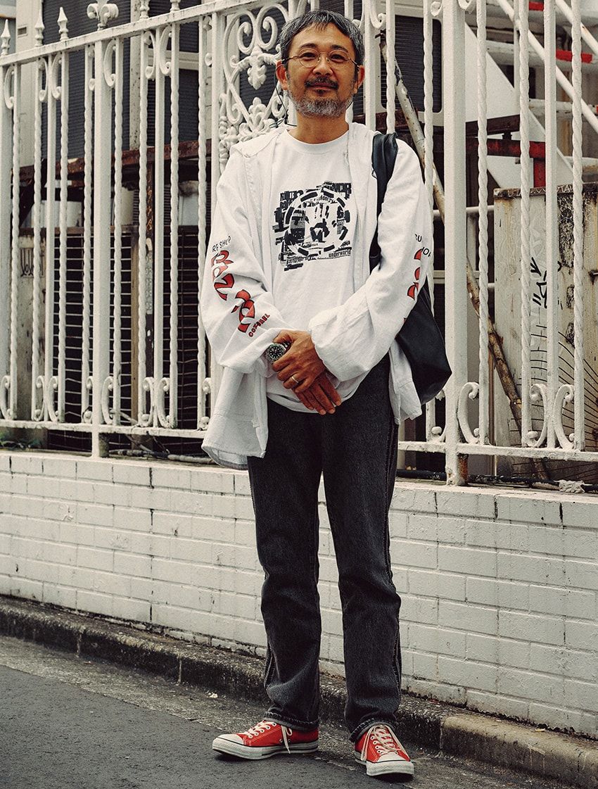 デニム＝リーバイス × アンダーカバー　パーカ＝ロンジョン　Tシャツ＝アンダーワールド　スニーカー＝コンバース　バッグ＝A.P.C.
