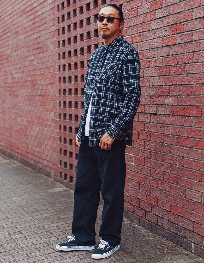 シャツ、デニム＝ボルコム