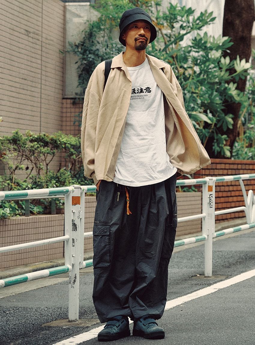 シャツ、パンツ＝タイトブース　Tシャツ＝タイトブース × ブラックアイパッチ　スニーカー＝アース　帽子＝オーバーライド