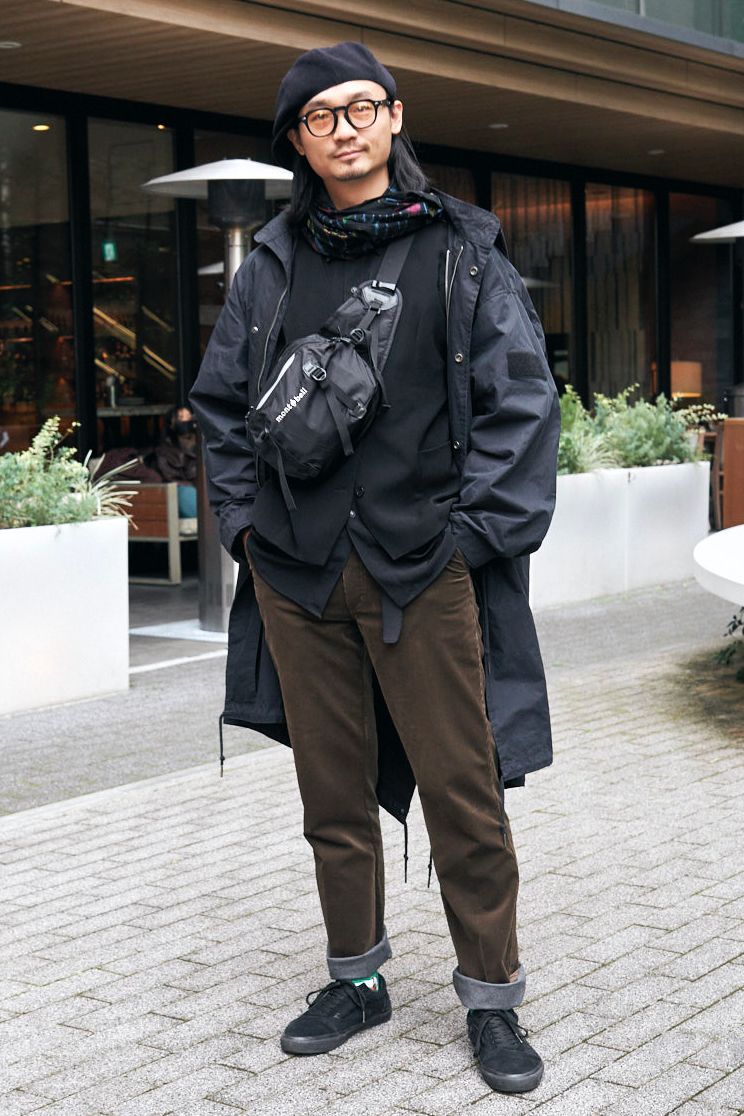 コート＝モノマート　ベスト、シャツ、パンツ＝すべて古着　シューズ＝ヴァンズ　帽子、眼鏡、ストール＝すべて不明　バッグ＝モンベル　腕時計＝カシオ  
