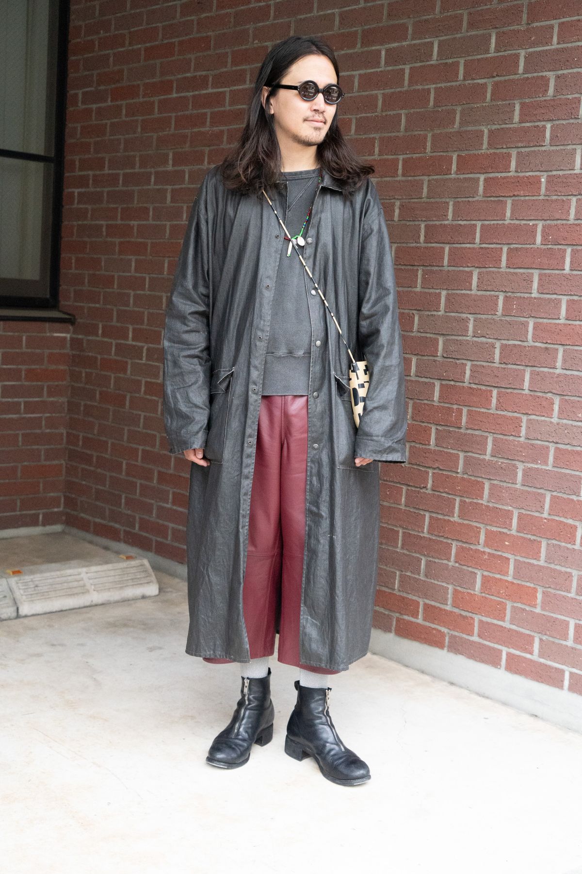 コート、ネックレス＝ともに古着　スウェット＝タイガタカハシ　パンツ＝マルニ　シューズ＝グイディ　眼鏡＝ヴィンテージ　バッグ＝ドリスヴァンノッテン  