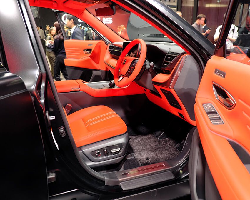 緋色を基調とした内装。刺繍パターンや加飾などに職人技が光る。