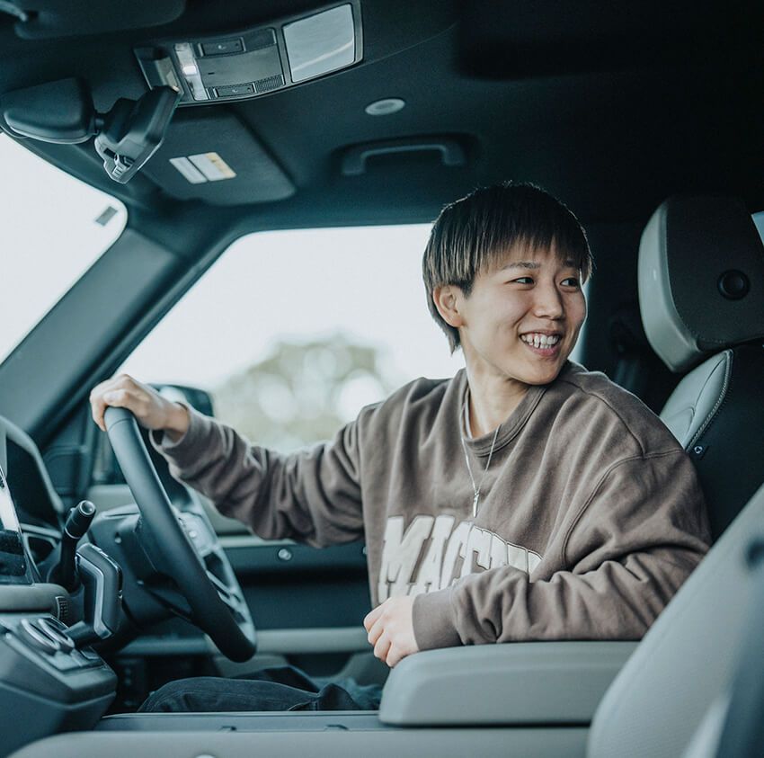 1993年3月8日生まれのバスケットボール選手。東京オリンピックでは、司令塔として日本初となる銀メダル獲得に大きく貢献。全選手中1位となる12.5アシストを記録しオールスター5に選出。その後、WNBAのワシントン・ミスティックスと契約。レギュラーシーズン全36試合に出場し、日本人4人目のWNBA選手となった。現在はWリーグ「富士通レッドウェーブ」を牽引し、2024-25シーズンにはリーグ2連覇とシーズンMVPを獲得。株式会社RUIも経営し、ビジネスを展開する顔も。