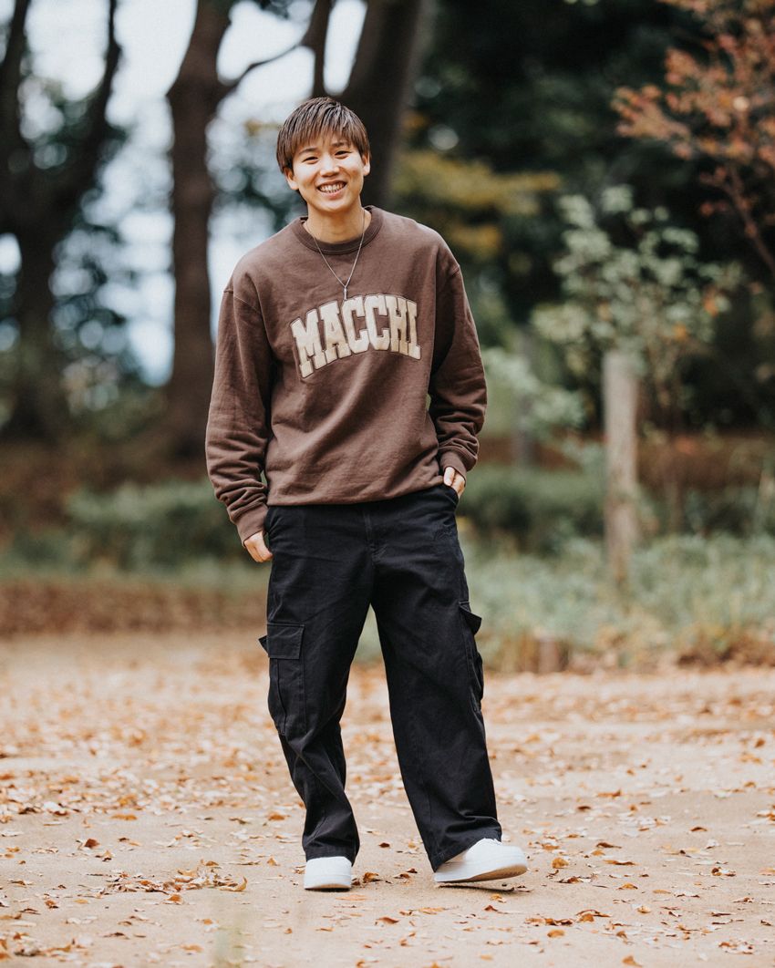 スウェット、パンツ＝MACCHI