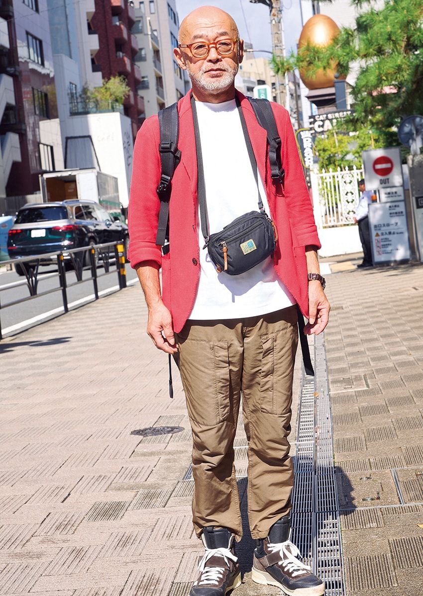 ジャケット、パンツ＝トゥモローランド　スニーカー＝ラグ & ボーン　メガネ＝ゾフ