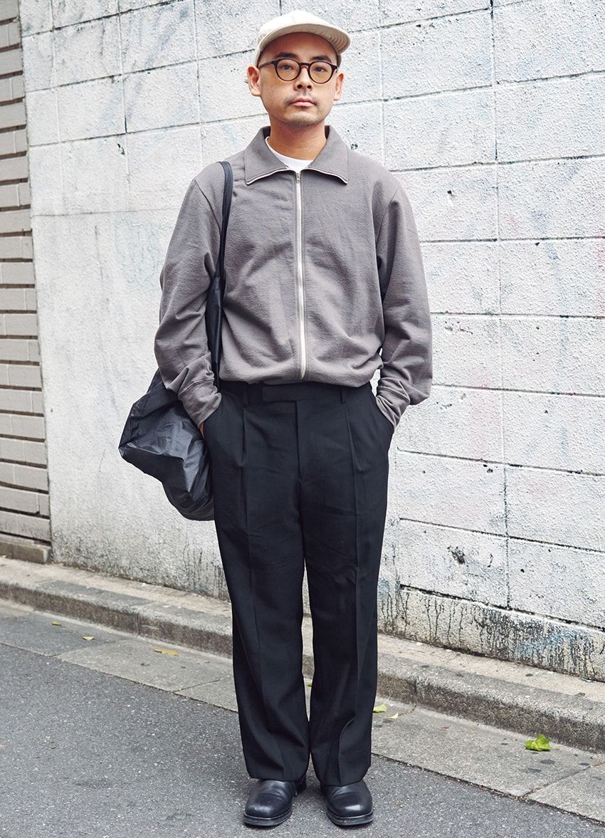 ジャケット＝レディホワイト カンパニー　パンツ＝コモリ　メガネ＝ユウイチ トヤマ