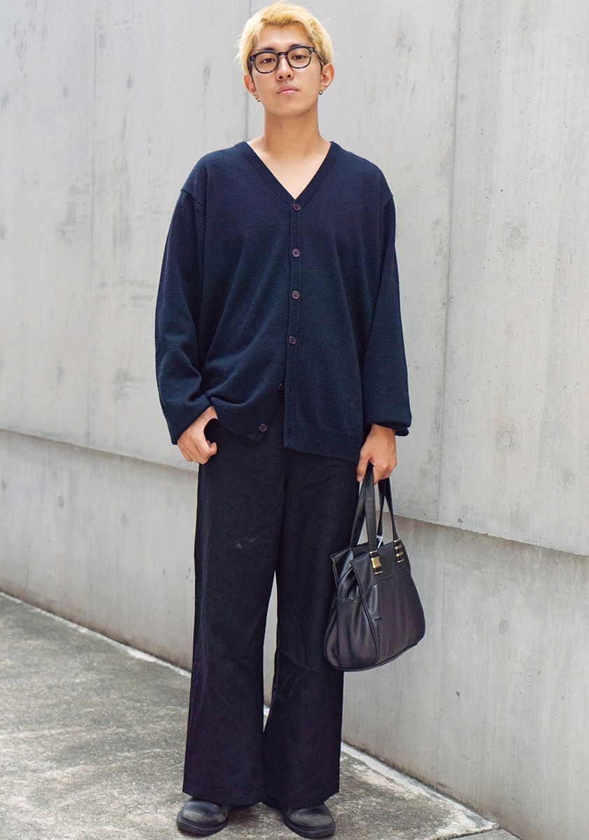 カーディガン、パンツ＝古着