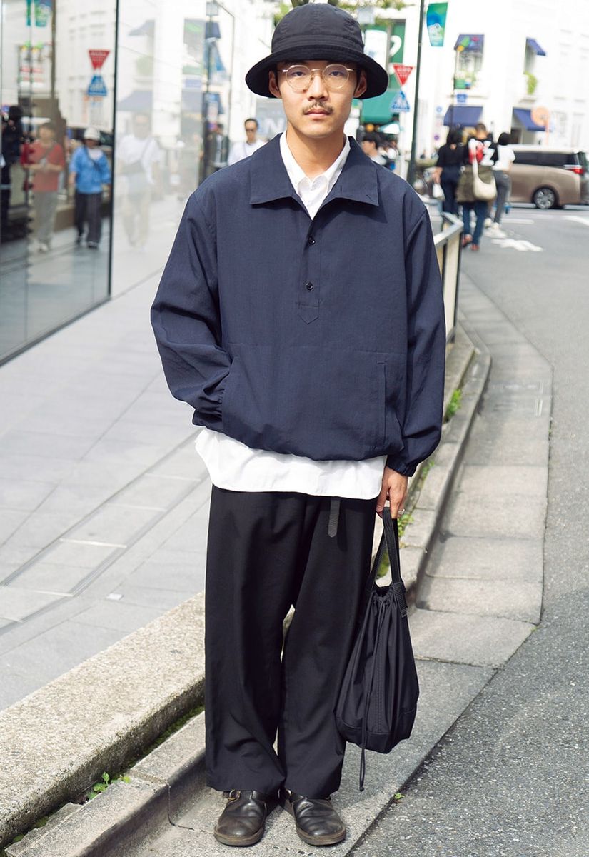 ジャケット、シャツ＝スティル バイ ハンド　パンツ＝ビショップ　靴＝フラカップ　帽子＝コットニー