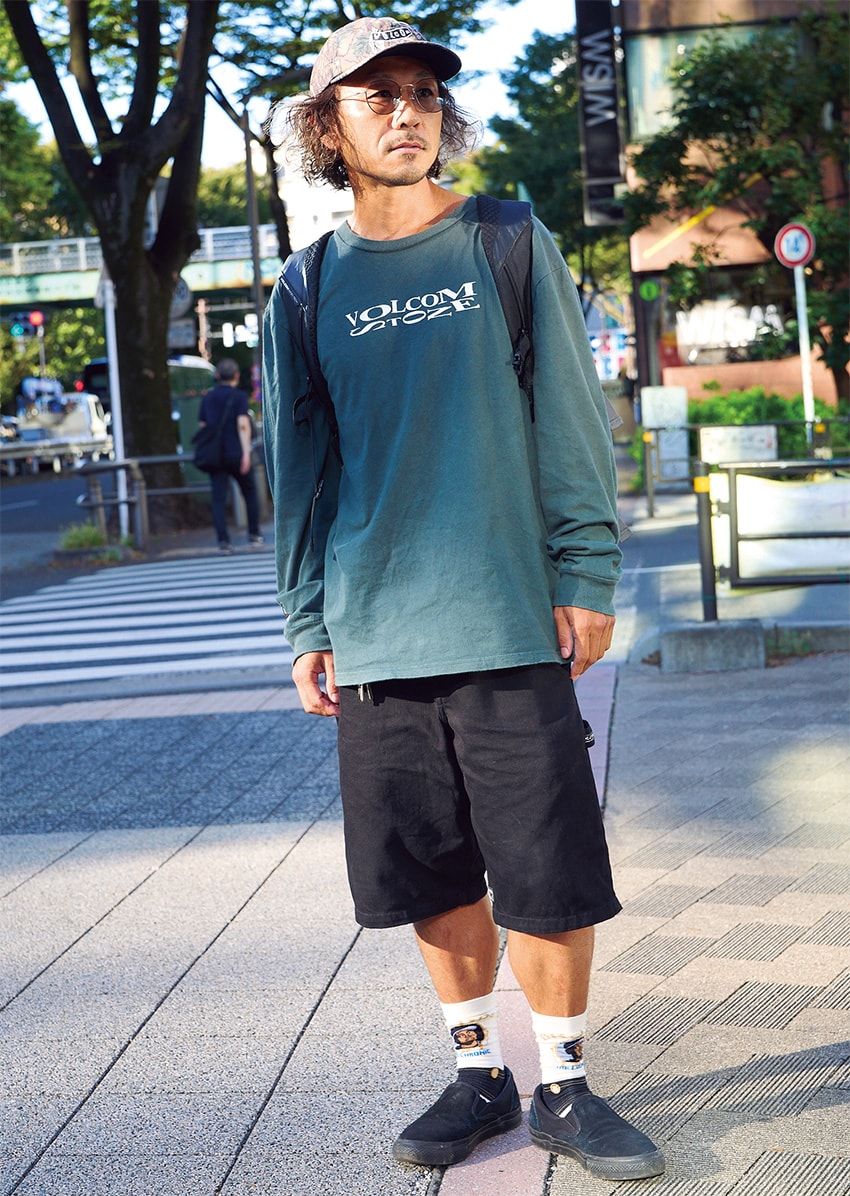 カットソー、ショーツ、帽子＝ボルコム