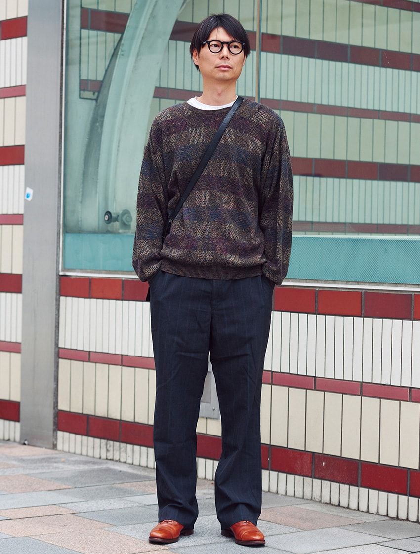 ニット、パンツ＝古着　靴＝クロケット&ジョーンズ　メガネ＝レスカ ルネティエ