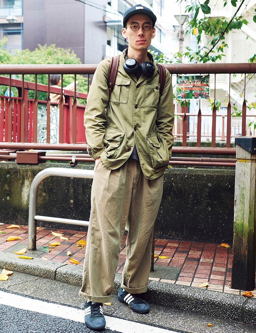 ジャケット＝バブアー　パンツ＝スティル バイ ハンド　スニーカー＝アディダス オリジナルス × バッド・バニー