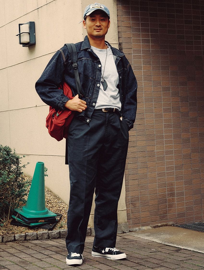 デニムジャケット＝キャプテン サンシャイン　Tシャツ＝カルクルー　パンツ、帽子＝古着　スニーカー＝コンバース