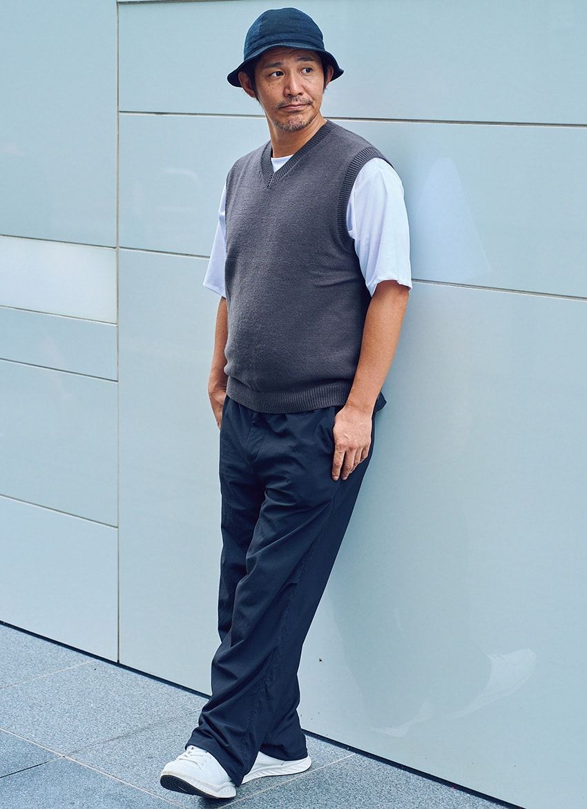 ベスト＝ユニクロ　Tシャツ＝コロニー クロージング　パンツ＝アーバンリサーチ　スニーカー＝ワークマン