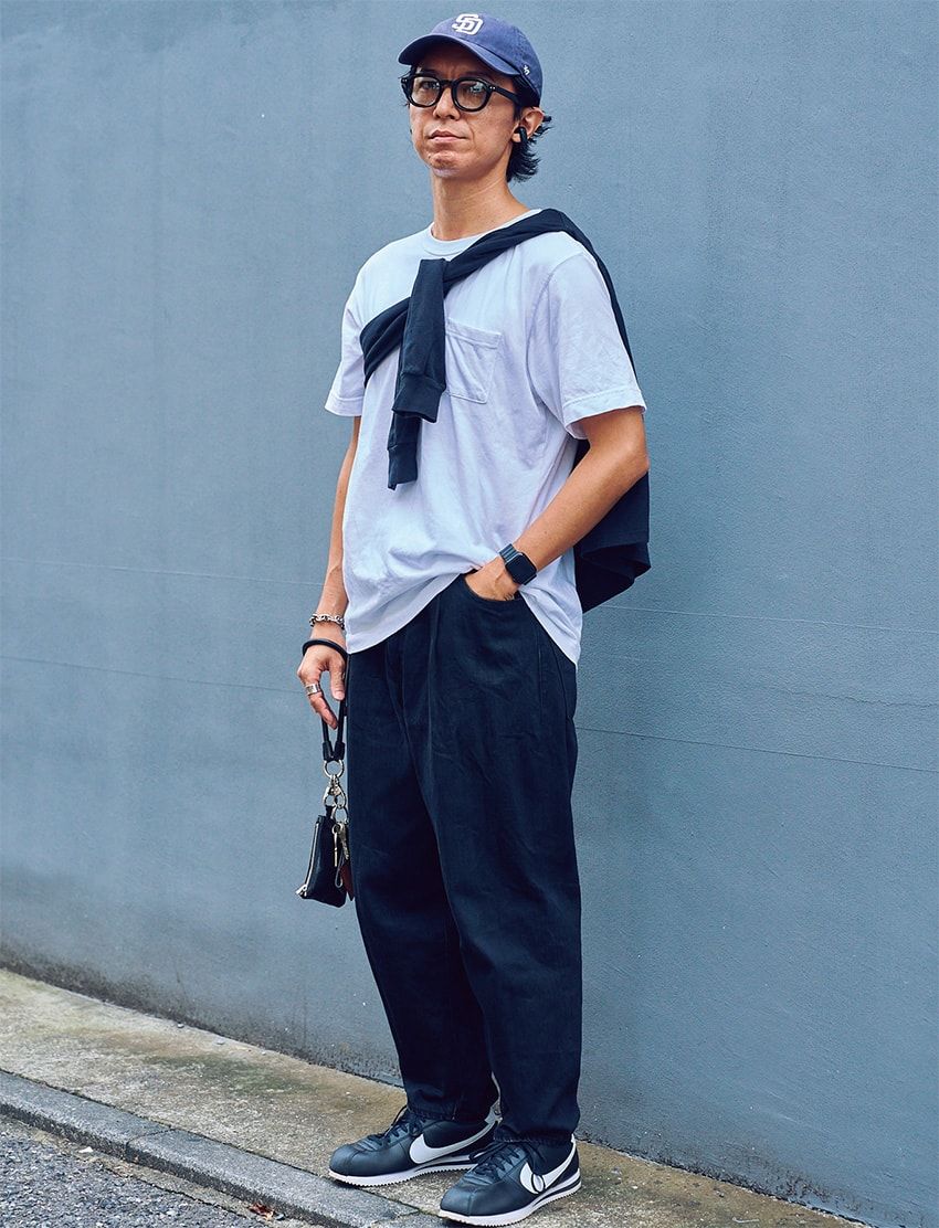 Tシャツ＝コンビニエンス ウェア　パンツ＝クーティー プロダクションズ　スニーカー＝ナイキ