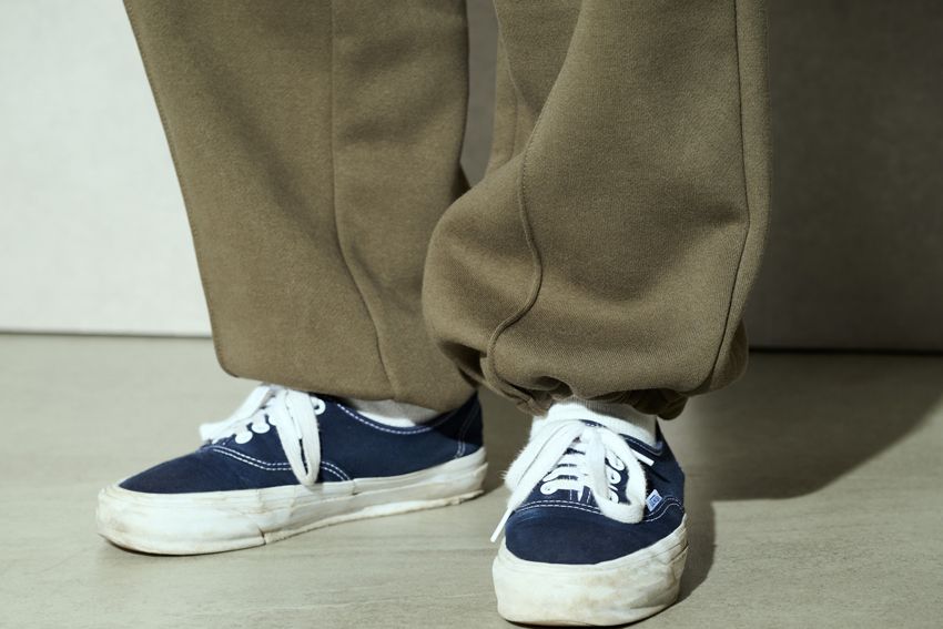 ドローコードを絞るとこのような見た目に。ジョガーパンツのようなシルエットも楽しめる。