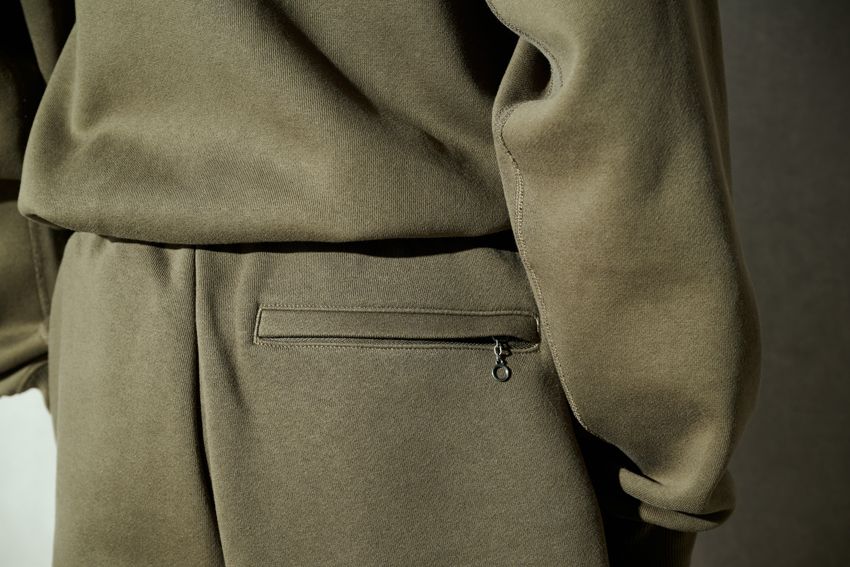 後ろポケットのメタリックなファスナーはアクセントにも効果を発揮。