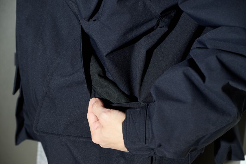 外ポケットの内側はフリース仕様になっており、ハンドウォーマーとしても優秀。