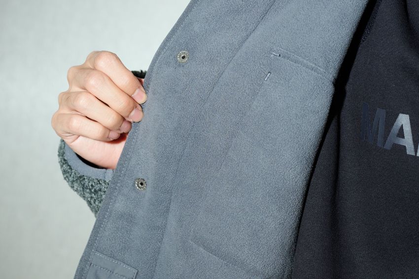 裏地には細かなマイクロフリースを貼り合わせ、しっかりした保温性を確保。